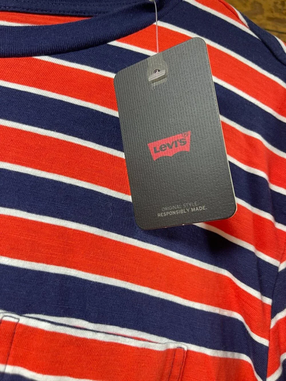 Levi’s Men’s Standard Red Blue Stripe Short Sleeve Pocket Tee in Size Large New